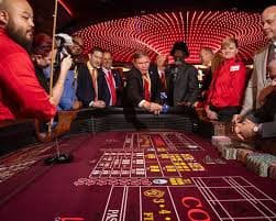 Beragam permainan roulette, baccarat, dan blackjack tersedia di Live Casino mobil123